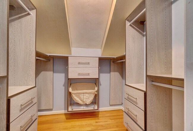 Building Photo - Fabulous 4-Bedroom Great Neck Home Ready 0...