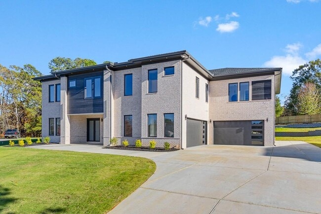 Building Photo - 555 Versailles Dr