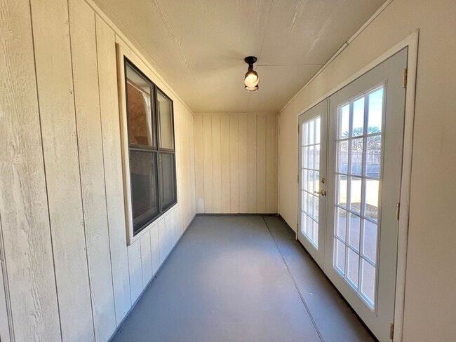 Building Photo - Available now! 3/2/2 with fenced backyard and small sunroom