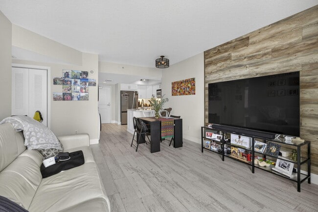 Building Photo - 403 S Sapodilla Ave