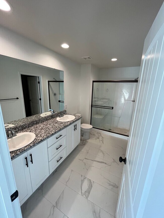 Building Photo - Nearly new 3 bed, 3 bath with Springfield ...