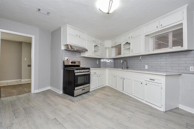 Building Photo - 2509 Oakcliff St