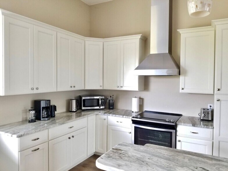 Building Photo - 257 Manor Rd