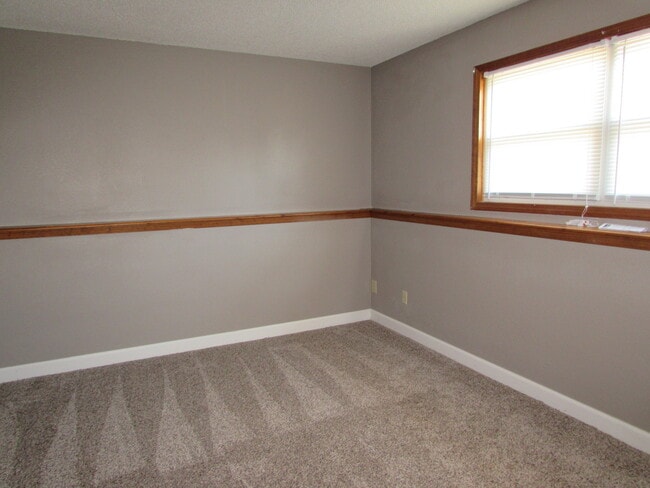 Building Photo - 3 Bedroom House Close to FLW -  New LVP Flooring May 2024!