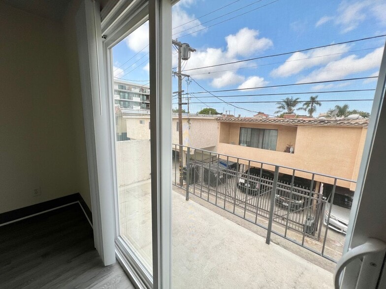 Building Photo - 3359 Mentone Ave