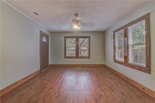 Building Photo - 607 E 15th St