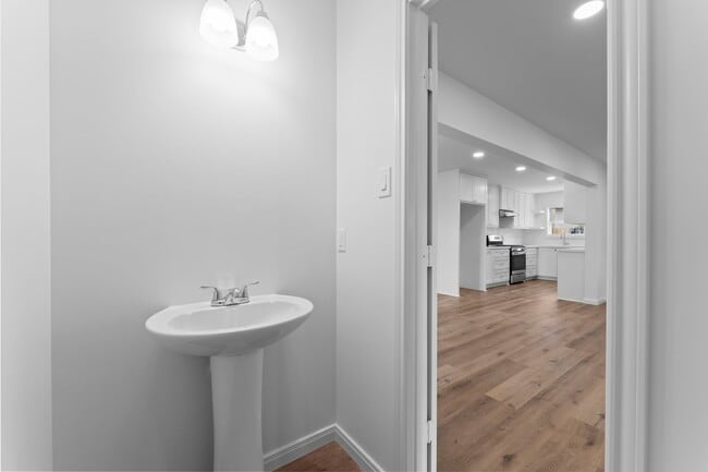 Building Photo - 1507 N Durham Dr