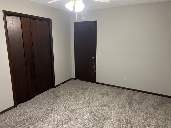 Building Photo - 3 Bedrooms! 2 Living Areas!  East side Spr...