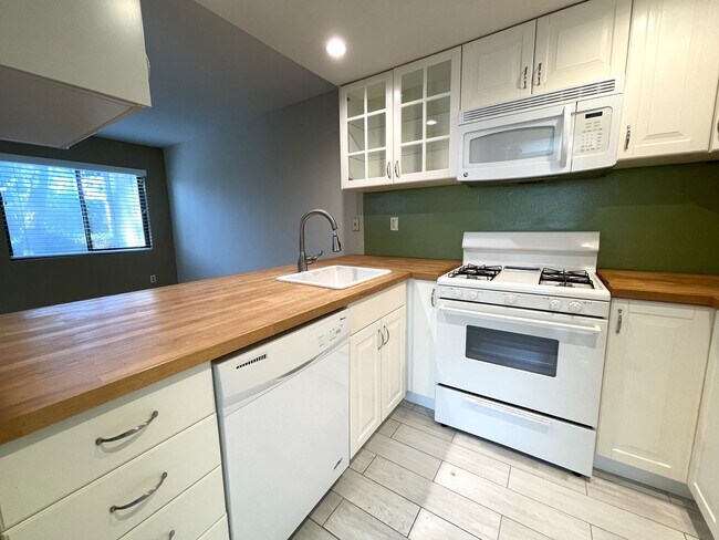 Building Photo - ***Move in Special*** Lovely Condo Available in Vista!