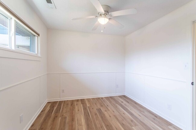 Building Photo - Close to Hike/Bike Path