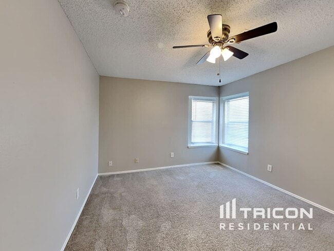 Building Photo - 916 Simon Dr