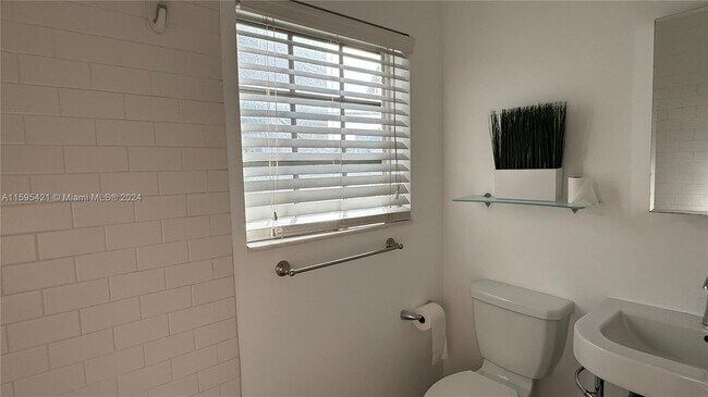 Building Photo - 439 15th Street Apt #8, Miami Beach, FL 33...