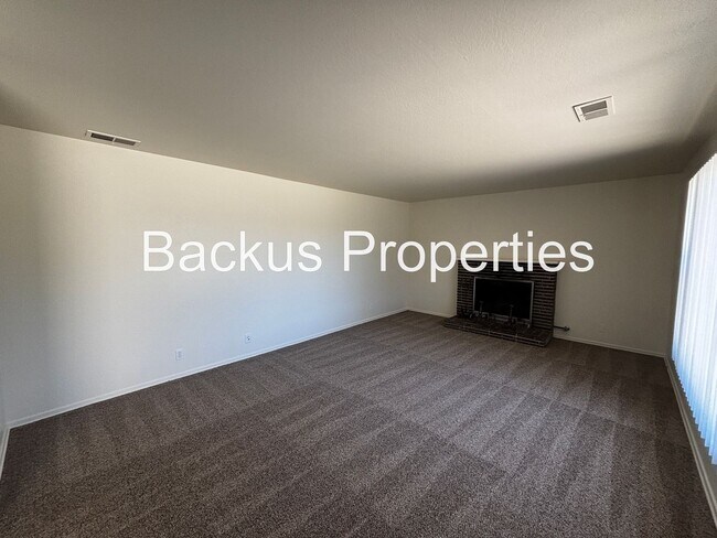 Building Photo - Wonderful three bedroom home in South Salinas