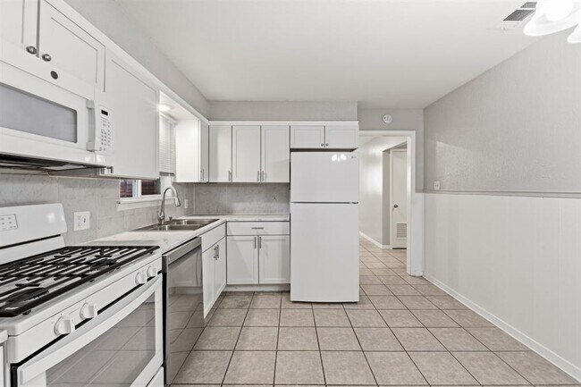 Building Photo - 2201 Lanier Dr