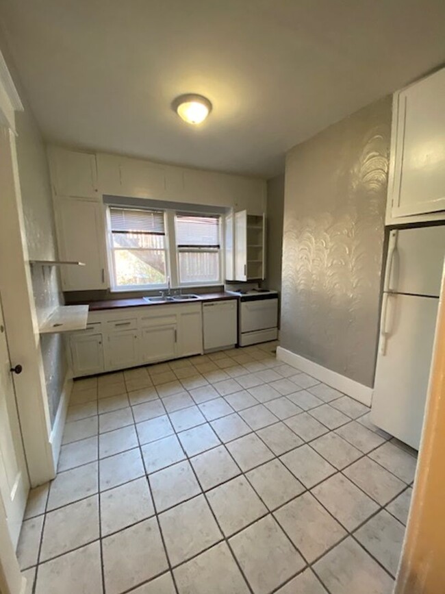 Building Photo - 3 Bedroom 2 Bath apartment across the St f...