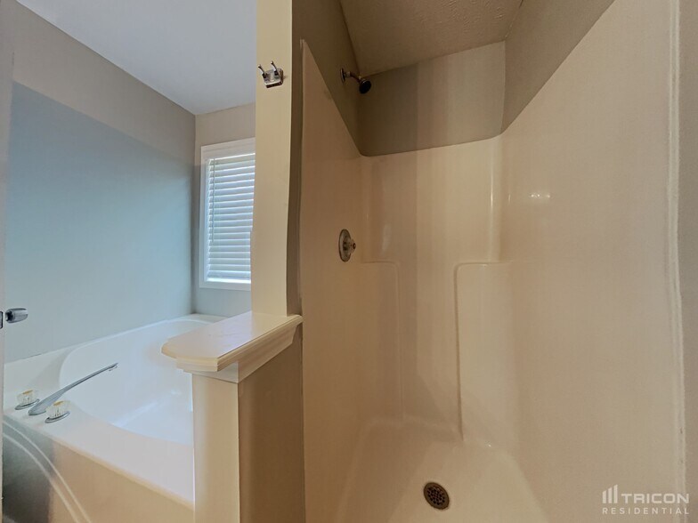 Building Photo - 15 Woodwind Dr