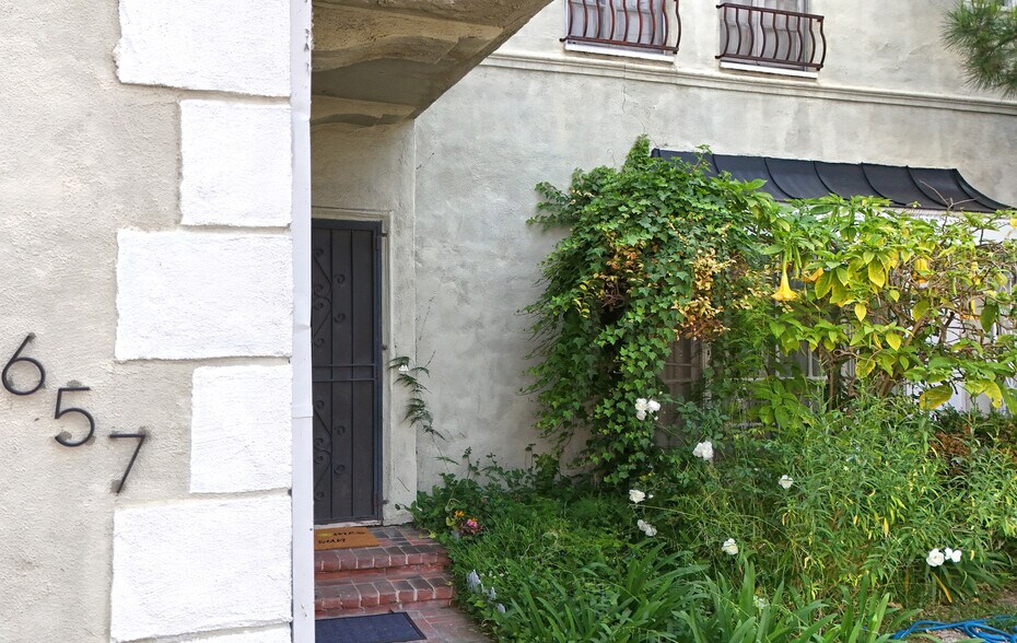 Building Photo - 657 S La Jolla Ave