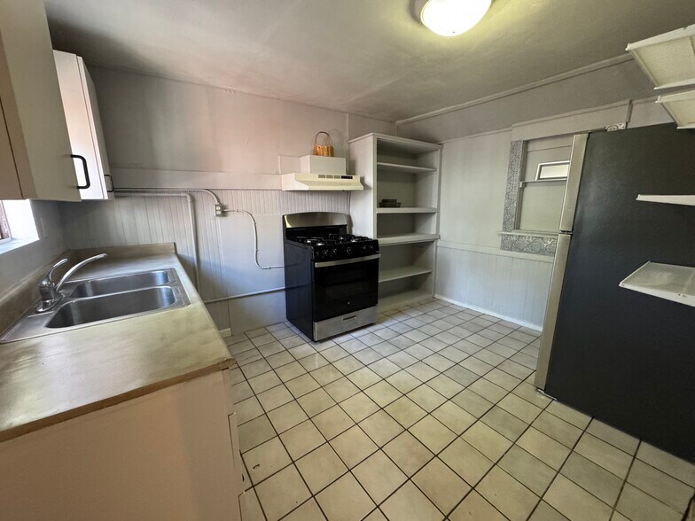 Building Photo - 811 A St