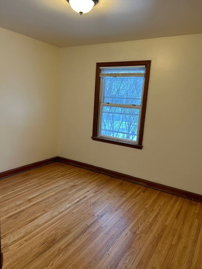 Building Photo - Spacious 3 bedroom 2 bathroom single famil...