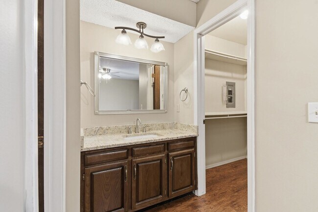 Building Photo - 7001/7003 S Indianapolis Ave Duplex