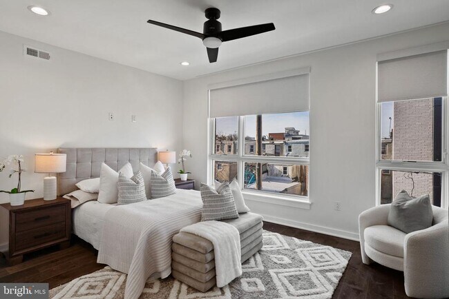 Building Photo - 2235 Hope St