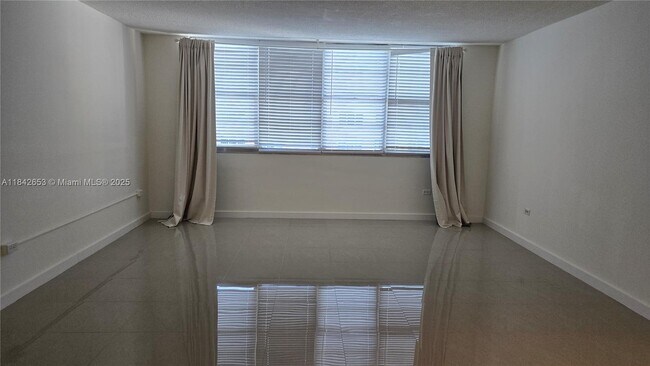 Building Photo - 999 Brickell Bay Dr