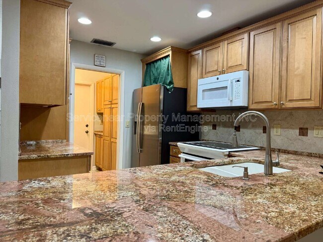 Building Photo - 423 Whispering Oaks Ct