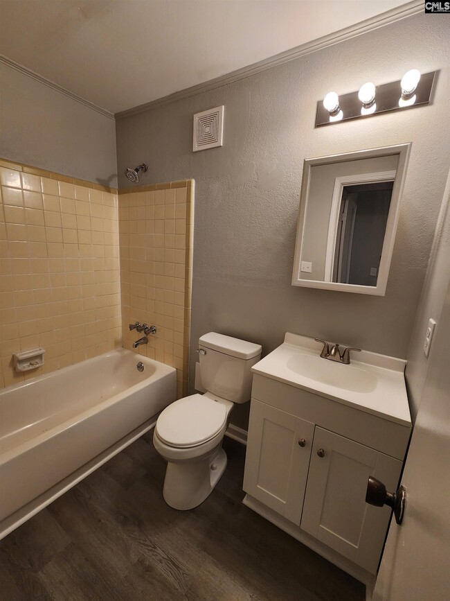 Building Photo - 721 Deerwood St