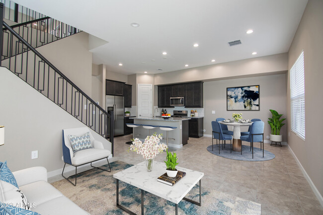 Building Photo - 4815 E Village Dr