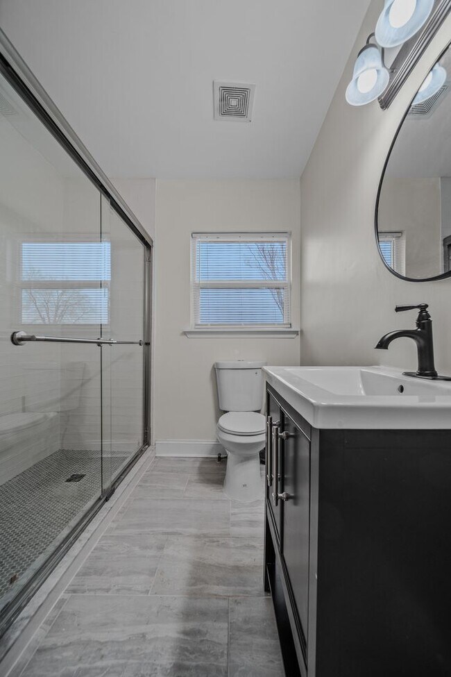 Building Photo - Spacious & Recently Renovated 4 Bedroom Home Available Now!!