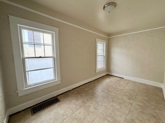 Building Photo - 1532 Graymont Ave W