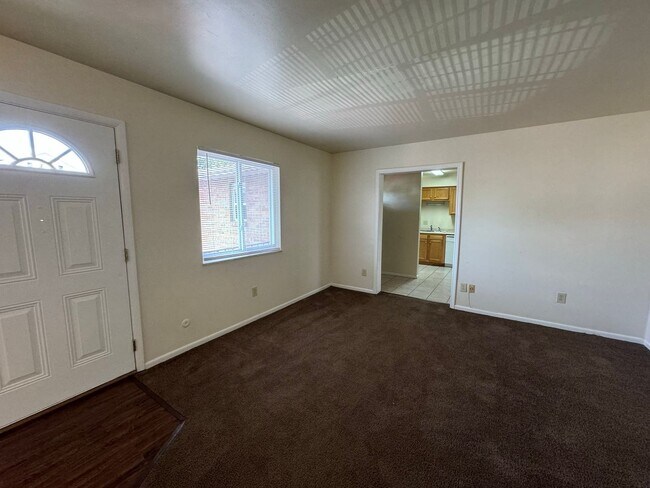 Building Photo - 300 E 16th Ave