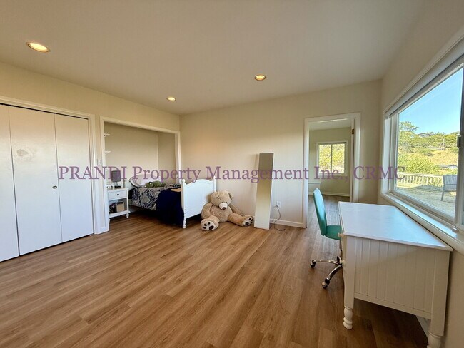 Building Photo - Stylish Greenbrae Home with Sweeping Views...