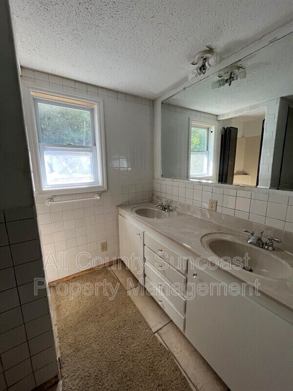 Building Photo - 234 N Forest Ct