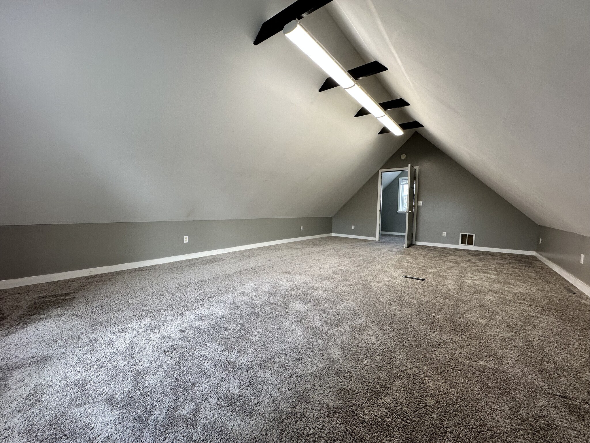 Spacious Loft Area - 437 Franklin St