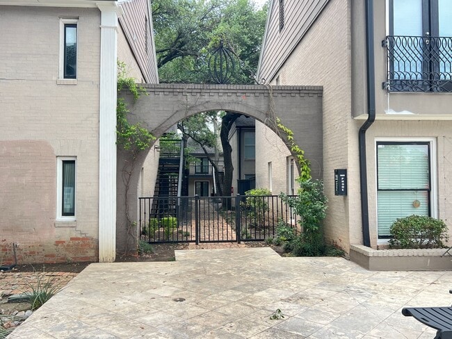 Building Photo - Meadow Road