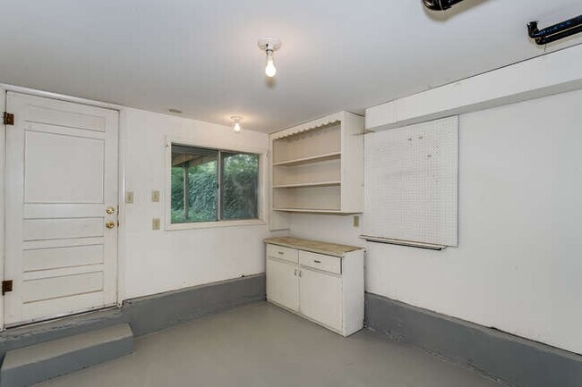 Building Photo - 3401 E Bayley St