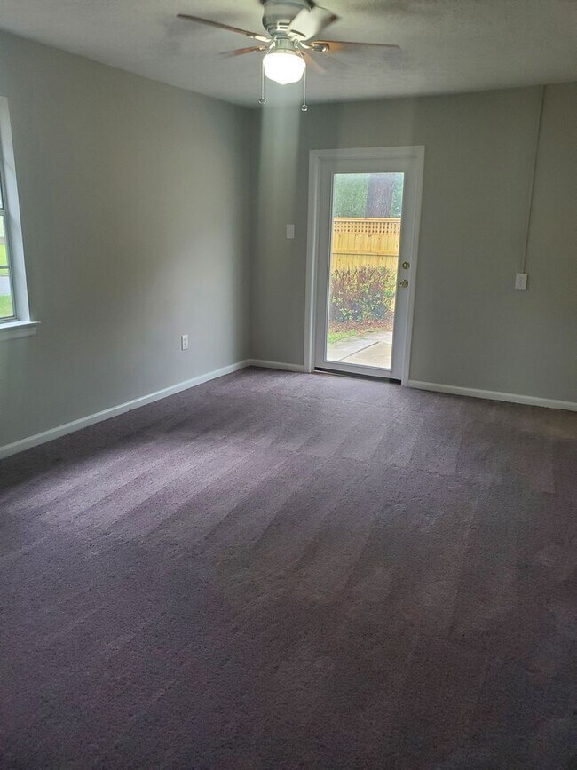 Building Photo - Spacious 4 bedroom in Berkshire West!