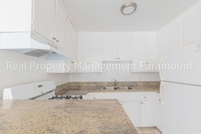 Building Photo - Beautiful One Bedroom Apartment in Miracle Mile