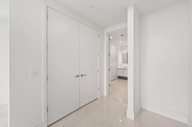 Building Photo - 220 Lake Shore Dr