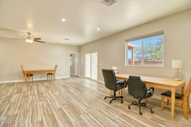 Building Photo - 3304 E Elida St