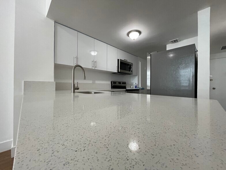 Building Photo - 905 Brickell Bay Dr