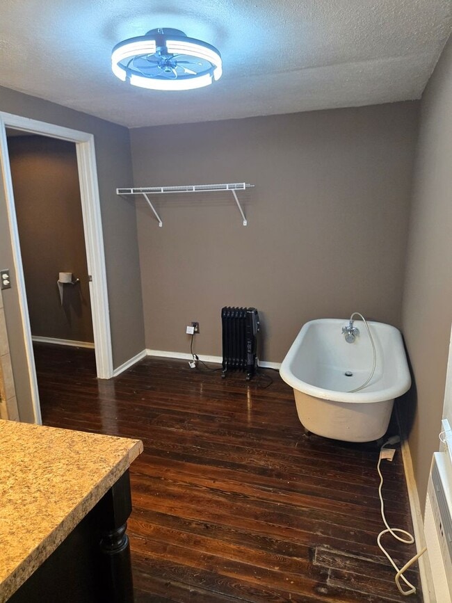 Building Photo - FOR RENT centrally located and convenient to Downtown! Available NOW!