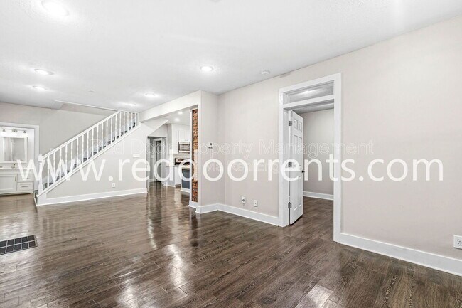 Building Photo - 2028 Hoyt Ave