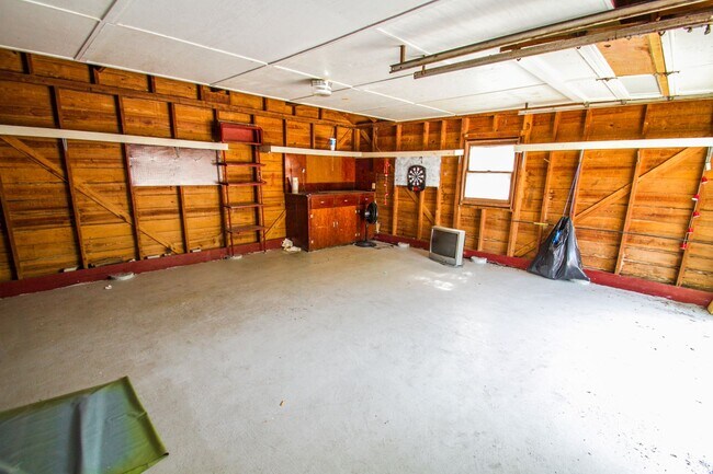 Building Photo - Close to Local Amenities and Downtown