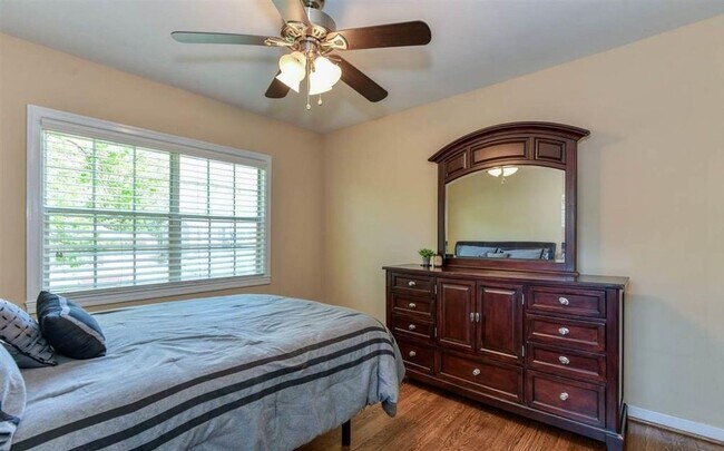 Building Photo - Beautiful three Bedroom One Bathroom For Rent
