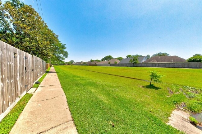 Building Photo - 402 Live Oak Ln