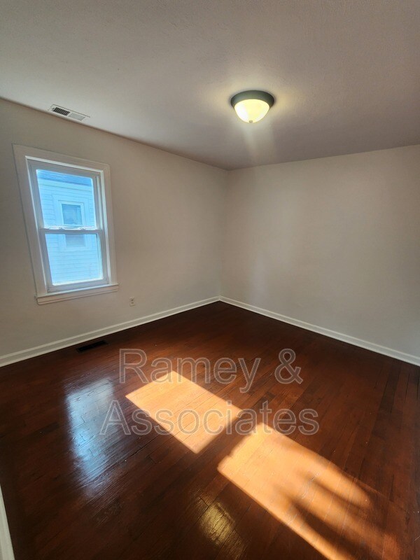 Building Photo - 2112 Ratcliffe Ave