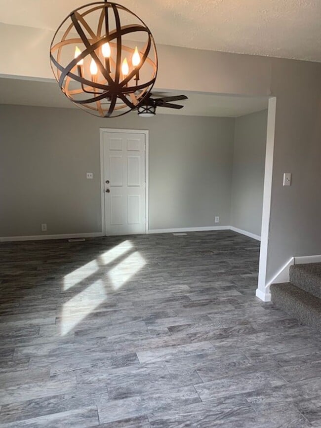 Building Photo - Modern & Traditional with Convenience