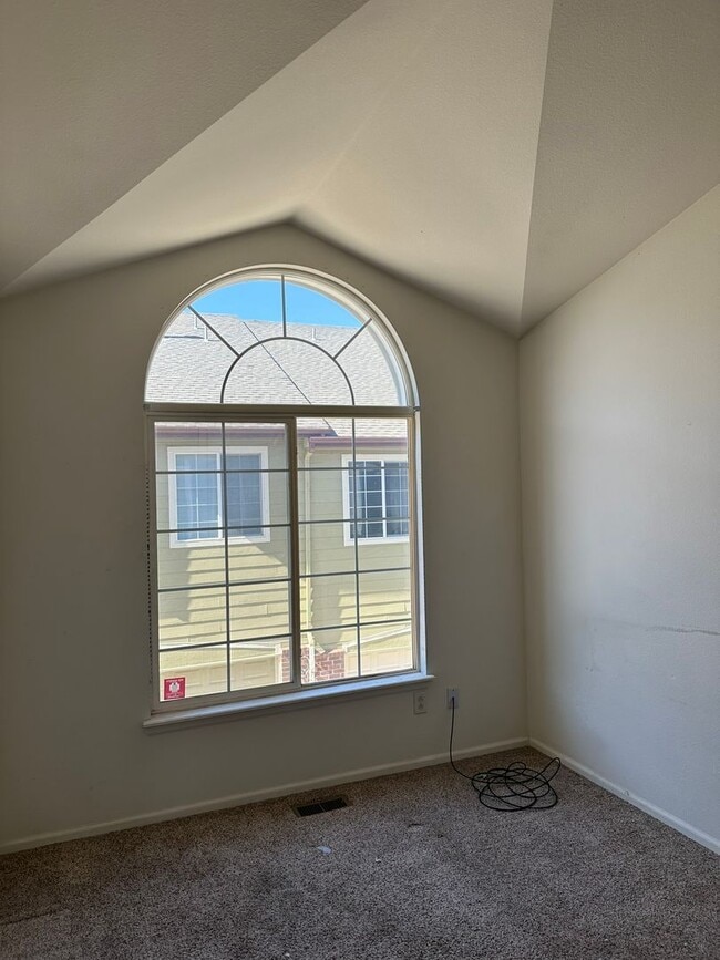 Building Photo - Make this refreshed townhome your own!
